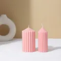 Vela aromática de pilar rosa a rayas, decoración minimalista para ambiente acogedor. - Cilindro de engranaje puntiagudo rosa 5*12,5
