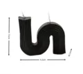 Bougie parfumée géométrique noire moderne avec un design ondulé et plusieurs mèches élégantes. - Bougie noire en forme de S