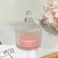 Bougie parfumée rose en pot de verre avec couvercle, design texturé gaufré vintage variante. - Rose