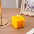 Vela electrónica de cubo burbuja amarilla con detalle de llama para decoración de fiesta y hogar. - Vela cubo bala amarilla