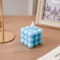 Detalle de vela electrónica cubo burbuja azul con diseño único de punta para decoración. - Vela de cubo de bala azul