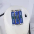 Vue detaille du compartiment a piles de la bougie LED, plastique blanc, piles AAA incluses. - Batterie