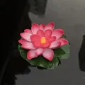 LED wasserdichte schwimmende Lotus Kerze rosa Blumen Wasserlampe für Pool Teich Deko 1Stk - Rosa