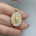 Primo piano del ciondolo ovale dorato della Vergine Maria incastonato con zirconi cubici. - Stile Vergine Maria Pizzo Ovale (XL2571) / 18*26mm