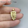 Vista dettagliata del ciondolo a scudo dorato con zirconi scintillanti, misura 12x24mm. - Stile Vergine Maria Scudo (XL2571) / 12*24mm