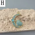 Vergoldeter Mond und Herz Anhänger mit Türkis Steinen Detailansicht der Handwerkskunst. - Stil H Gold