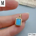 Detaillierte Nahaufnahme des rechteckigen blauen Türkis Anhängers mit goldener Fassung. - Mini-Rechteckiger Stil (M) / 8*12mm