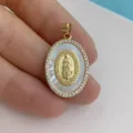 Vintage Gold Oval Anhänger mit weißem Perlmutt und funkelndem Zirkonia Porträt Design. - Oval Jungfrau Maria / 17*22mm / Gold