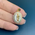 Ovale Zirkonia Muschel Heiliger Anhänger Detail, exquisites vergoldetes Damenschmuckstück. - Nur Anhänger / Weiß