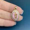 Detailansicht des ovalen goldfarbenen religiösen Anhängers mit Perlmutt und Zirkonia. - Nur Anhänger / Rosa