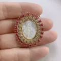 Vintage Perlmutt Kamee Anhänger in Goldoptik mit funkelndem Zirkon Halo Schmuckstück. - Rotes S-Logo