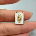 Dettaglio ravvicinato del ciondolo rettangolare dorato con smalto bianco e doppio anello. - Vergine Maria Guadalupe (Rettangolare) / Bianco