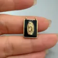 Ciondolo quadrato dorato con la Madonna di Guadalupe su smalto nero, dettaglio di gioiello. - Vergine Maria Guadalupe (Rettangolare) / Nero