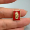 Ciondolo rettangolare placcato in oro Madonna di Guadalupe con dettagli in smalto rosso. - Vergine Maria Guadalupe (Rettangolare) / Rosso