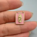 Dettaglio in primo piano del ciondolo Guadalupe in smalto rosa, accessorio dorato. - Vergine Maria Guadalupe (Rettangolare) / Rosa
