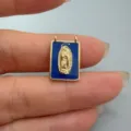 Λεπτομερής λήψη ορθογώνιου μπλε σμαλτωμένου μενταγιόν Παναγίας της Γουανταλούπε για κολιέ. - Παναγία Γουαδελούπη (Ορθογώνιο) / Σκούρο μπλε