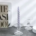 Μωβ σπειροειδές κερί με γυάλινο κηροπήγιο για διακόσμηση τραπεζιού λεπτομέρεια σε καλό - Μωβ