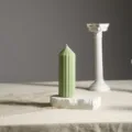 Mintgrüne gerippte Stumpenkerze Detailansicht, ideal für Raumdeko und gemütliches Ambiente. - Spitzer Grober Zahnradzylinder / 5x15cm / Bohnengrün