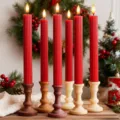 Bougies coniques LED rayees rouges avec bougeoirs pour la decoration de Noel cozy - Rouge Vif
