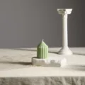 Vista ravvicinata e dettagliata della candela a pilastro verde menta con colonna romana. - Cilindro ad Ingranaggio Grosso Appuntito / 5x7.5cm / verde pisello