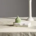 Candela profumata verde menta dettaglio, cera geometrica per decorazione d'interni accogliente. - Cilindro ad Ingranaggio Grosso Appuntito / 5x5cm / verde pisello