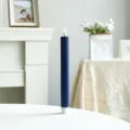 Bougie conique LED rayée bleue avec coque en paraffine, décoration lumineuse élégante. - Bleu marine
