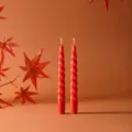 Set di candele profumate affusolate tortuose rosso arancio, eleganti candele decoro autunnale. - Candele coniche sottili scanalate, 18 cm (confezione da 2) / arancio-rosso