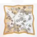 Vintage Blumenseide Schal Detail, elegantes Retro-Muster mit gelbem Rand, weiches Tuch. - Gelbe Blumen