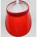 Nahaufnahme des leuchtend roten, transparenten PVC-Sonnenschirms mit bequemem Haarreif. - M (56-58cm) / Rotes Sonnenvisier