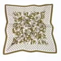 Detailansicht des eleganten olivgrünen Seidenschals mit Blumen- und Pünktchenmuster. - Mehrfarbige Blumen