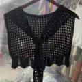 Detailansicht eines schwarzen Strick-Schals mit Lochmuster, luftiges Mesh-Design Sommer. - Schwarz