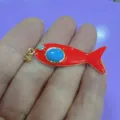 Roter Emaille Goldfisch Anhänger mit blauem Stein, stilvolles Metall Charm für DIY Schmuck. - Rot Mit Türkis