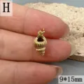 Goldener Muschel Anhänger 9x15mm, maritimes Design DIY Schmuckzubehör für Halsketten. - Kleine Schnecke & Muschel