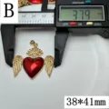 Dettaglio ciondolo cuore ala smalto rosso con corona e accessorio gioiello fai da te. - Stile B Design Cuore Ali Corona (E659) / Confezione 38x41mm
