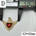 Vista dettagliata del ciondolo con ali a cuore rosso dorato e misurazione precisa. - Stile D Design Cuore Ali Corona (E659) / Confezione 42x40mm