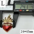 Vue détaillée du pendentif cœur rouge en émail avec mesure au pied à coulisse numérique. - Style L Design Couronne Ailes Cœur (E659)