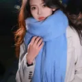 Écharpe d'hiver duveteuse bleu clair pour femme, châle à franges chaud et très épais - Écharpe épaisse bleu Klein