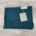 Écharpe d'hiver vert foncé à franges, mélange de coton doux, accessoire de mode élégant. - Écharpes et châles vert foncé
