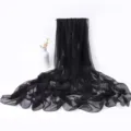 Detailansicht eines schwarzen, leichten einfarbigen Chiffonschals, elegantes drapierte Stil. - Schwarz Mit Seidenschal
