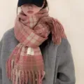 Écharpe d'hiver à carreaux rose pour femmes, franges douces, élégante et chaude. - Écharpes et châles roses style tweed