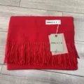 Einfarbig dicker warmer Baumwoll Kaschmir Schal Detailansicht mit eleganter Fransen. - Rote Schals und Stolen