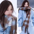 Écharpe à carreaux bleue et marron confortable pour femme, châle d'hiver chaud à franges. - Écharpe-châle en mohair à carreaux bleus