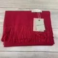 Vue detail echarpe d'hiver rouge, tissu doux avec franges elegantes, accessoire chaud. - Écharpe bordeaux et châle