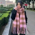 Écharpe à franges à carreaux rose et marron confortable pour femme, châle d'hiver. - Châle écharpe en mohair à carreaux roses