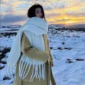 Écharpe blanche douillette à franges pour femme, cache-cou chaud imitation cachemire. - Écharpe épaisse blanche