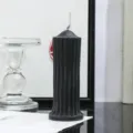 Vela aromatica negra con diseño de columna romana, vela de cera de soja para decoracion. - Vela de Engranaje Fino / Negro