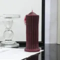 Vela aromática de cera de soya con diseño de columna romana, decoración de hogar rojo oscuro. - Vela de Engranaje Fino / Burdeos