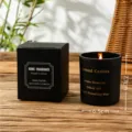 Vue détaillée de bougie parfumée en verre noir, cire de soja, format compact 7.7x6.5cm. - Thé blanc