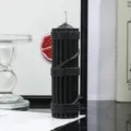 Vela aromática de columna romana negra en cera de soja con diseño de serpiente y adorno. - Vela Cilíndrica de Cuerda / Negro