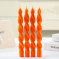 Vier orange spiralförmige Stabkerzen gedrehte Kerzen für romantische Abendessen Party Deko - Orange